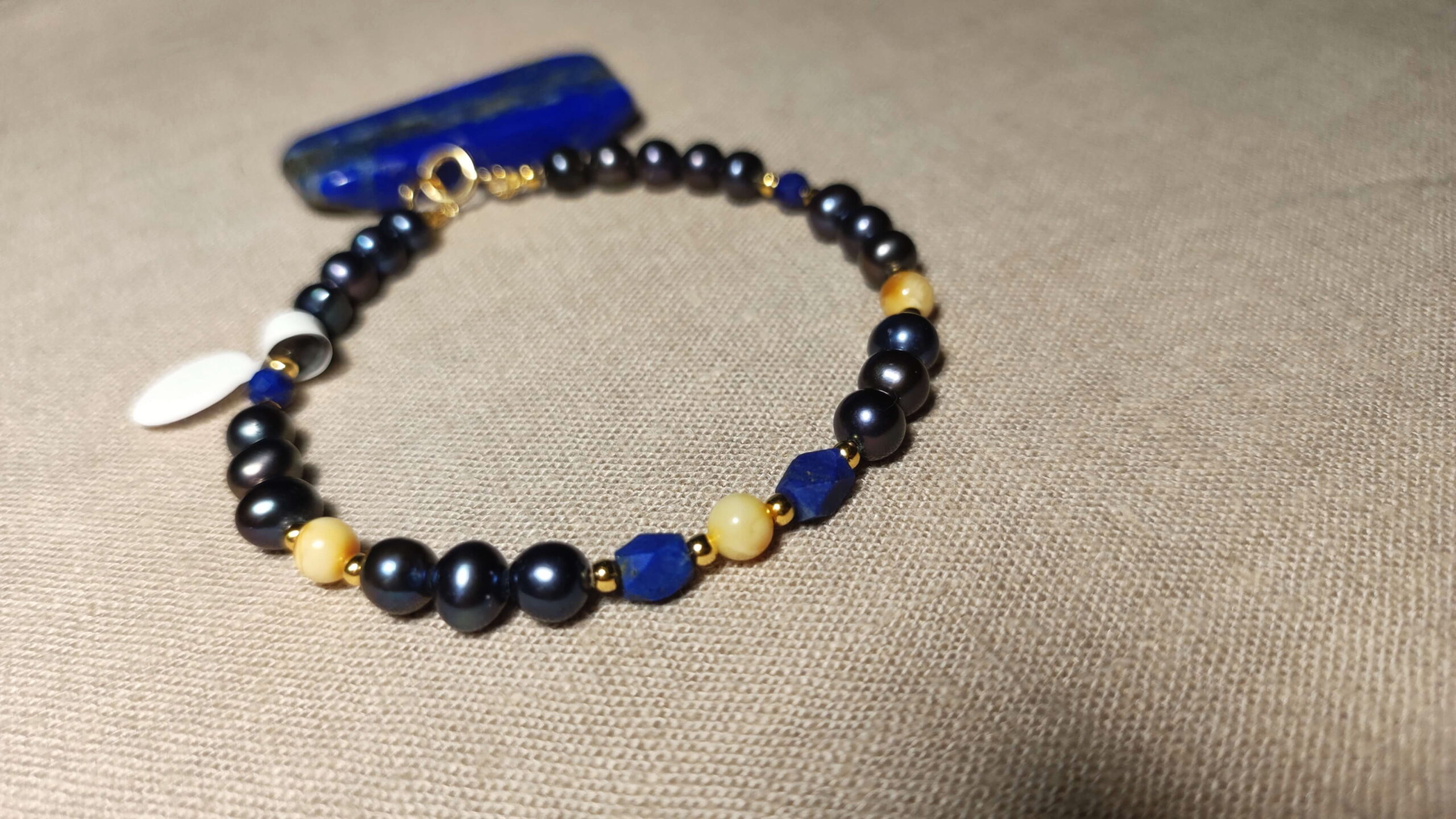 Bransoletka z lapisem lazuli, granatowymi perłami słodkowodnymi i bursztynem - Image 12